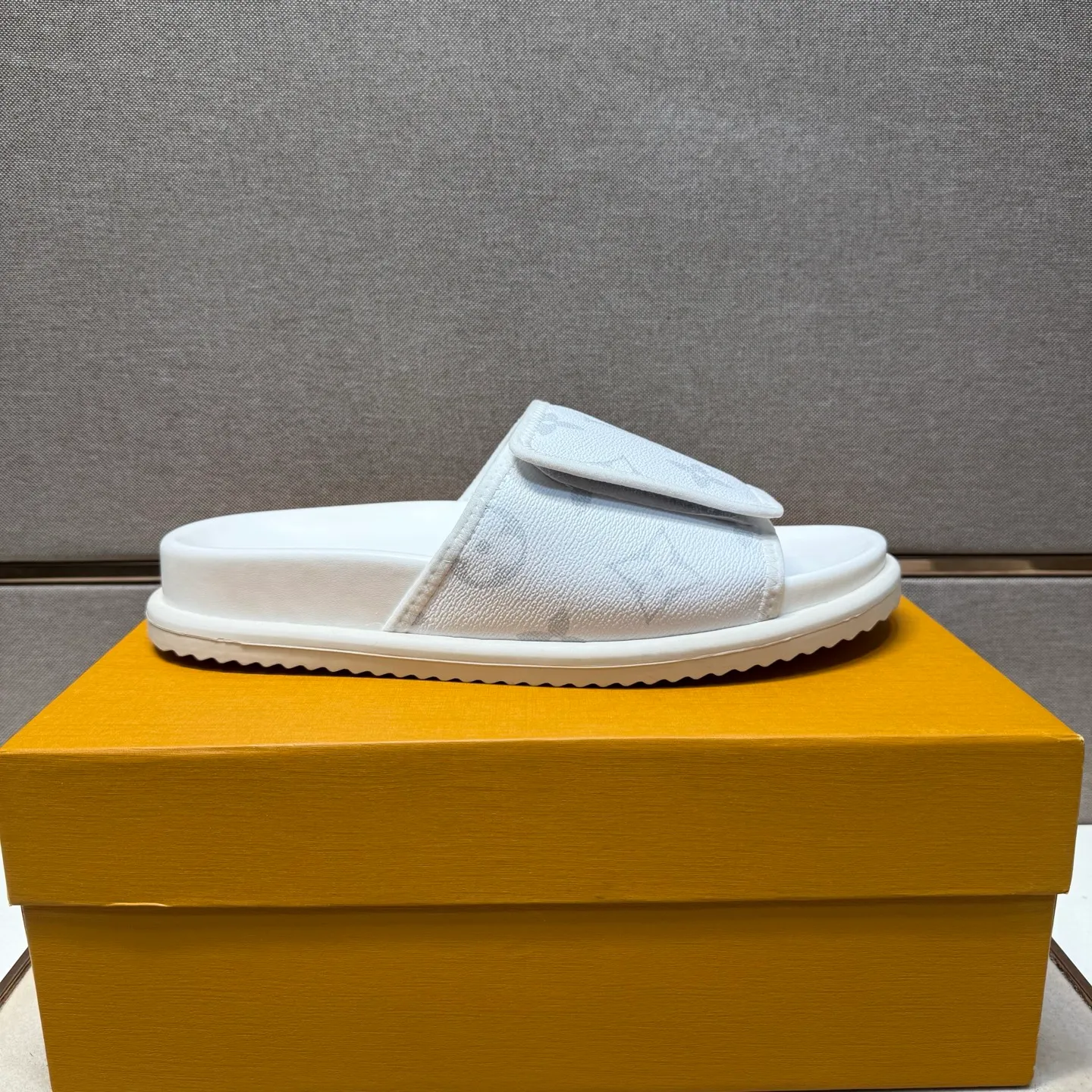 ⬛️Men's shoes 💰p320 [LV～] Men's casual slippers 2025z cabinet sales simultaneously 🔶Size: 38-44 #️⃣ 🔷3 colors🔜The upper is made of multi-material splicing ➕Genuine leather lining, comfortable and breathable, sole: original comfortable and wear-resistant outsole, ⚠️real thing📱photographed🎬real thing is better📢📢📢